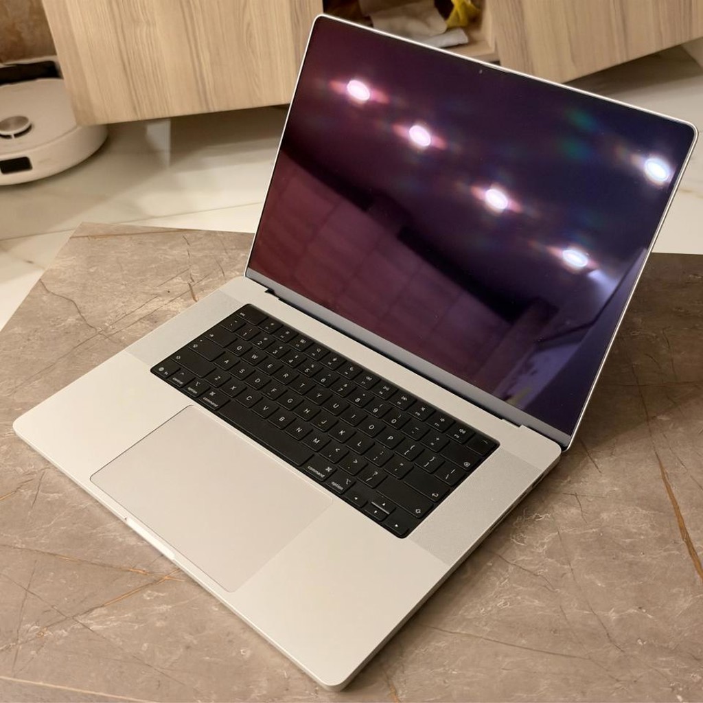 MacBook Pro M5 Max