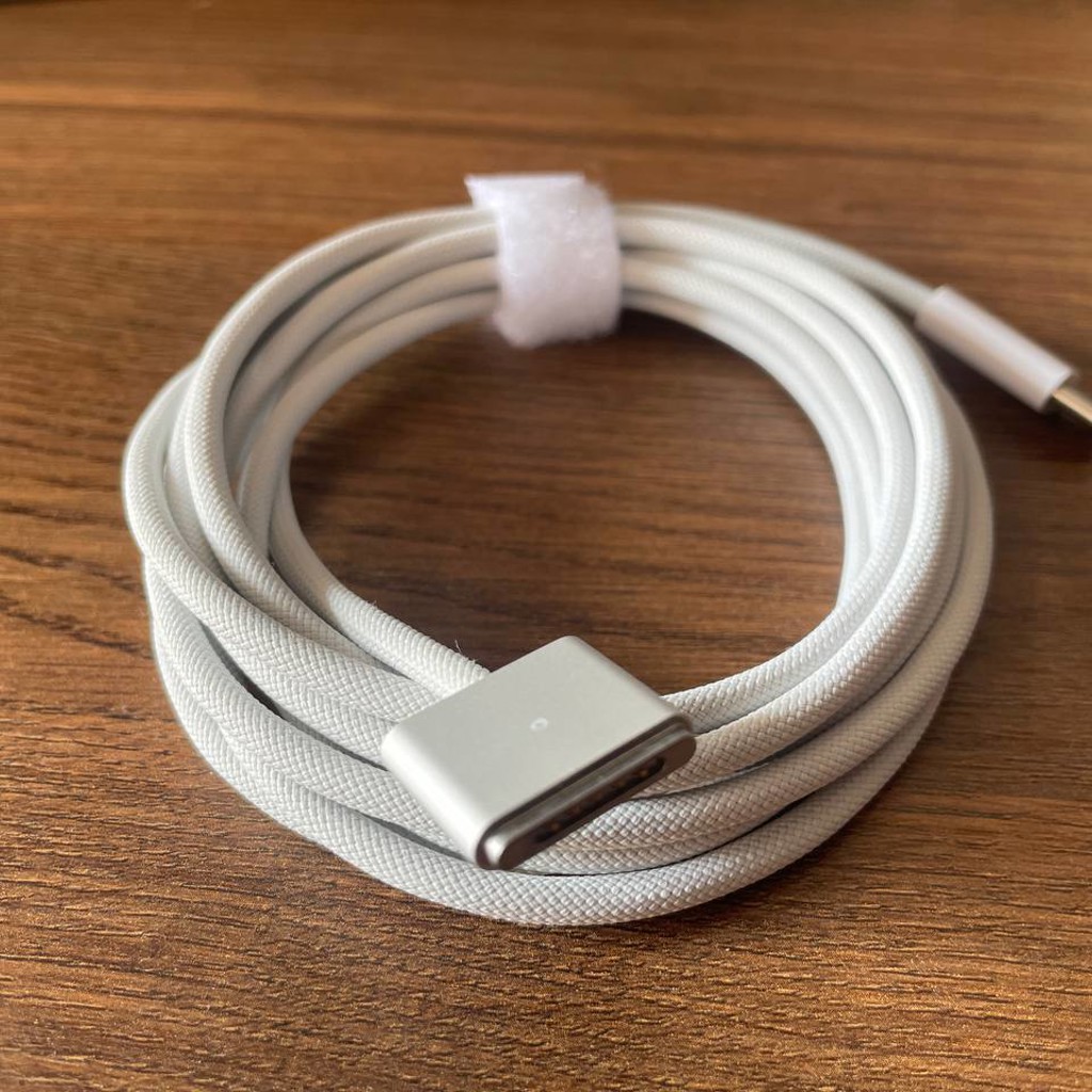 Магнитный зарядный кабель MagSafe 3