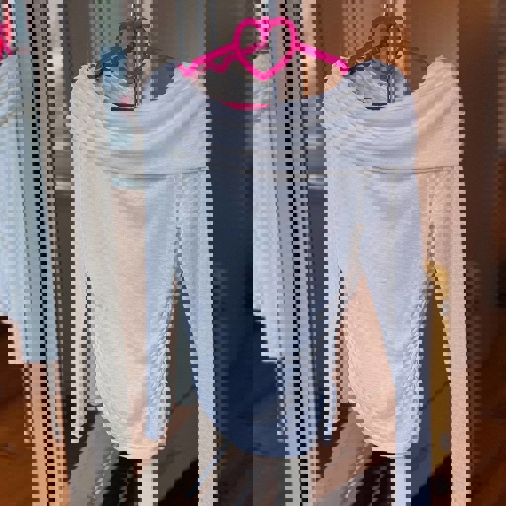 Кофточка с спущенным плечом