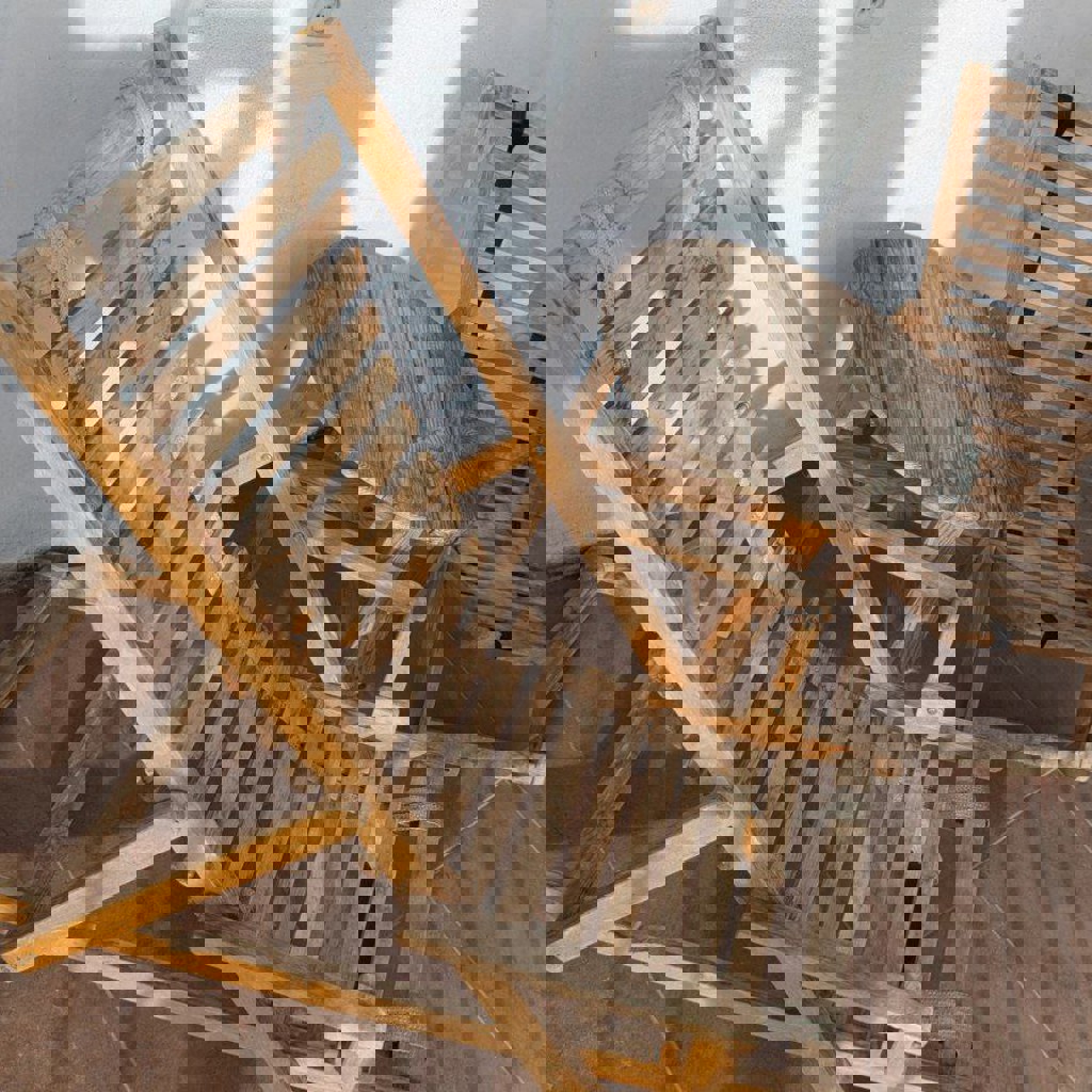 Столик и раскладные стулья