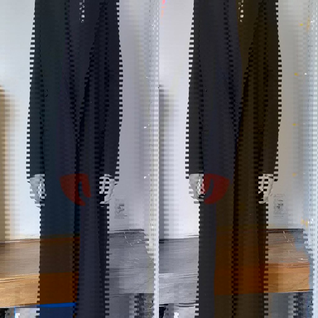 Длинное чёрное пальто