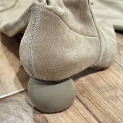 Высокие сапоги с необычным каблуком - фото 2