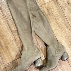 Высокие сапоги с необычным каблуком - фото 3