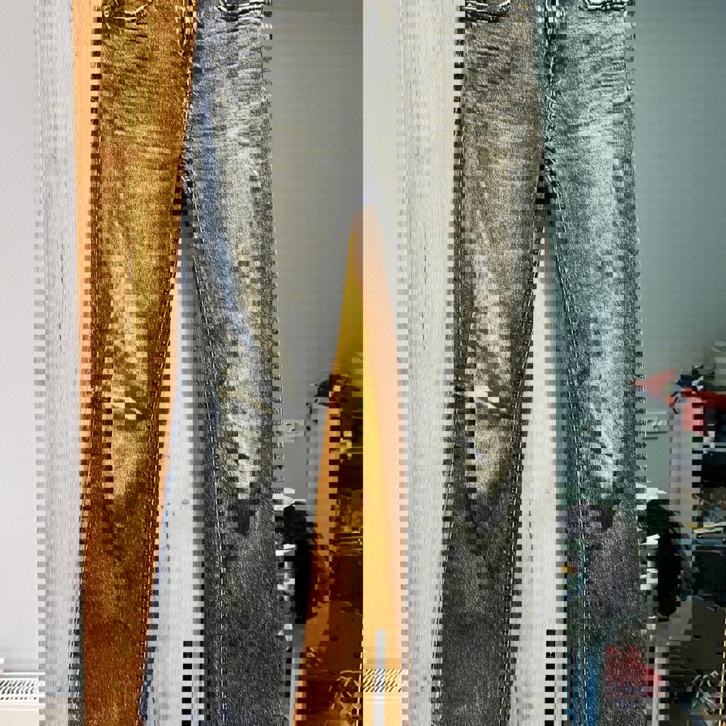 Чёрные джинсы