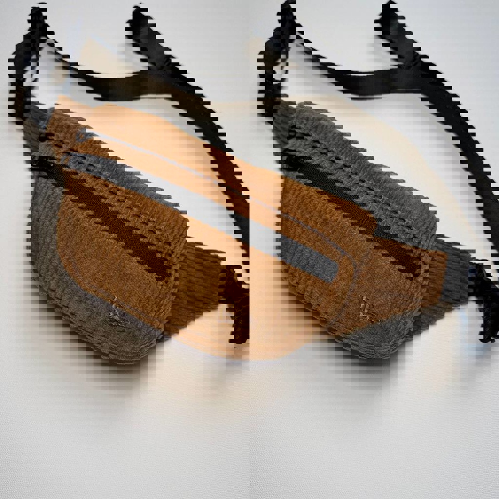 Велюровая бананка New Era