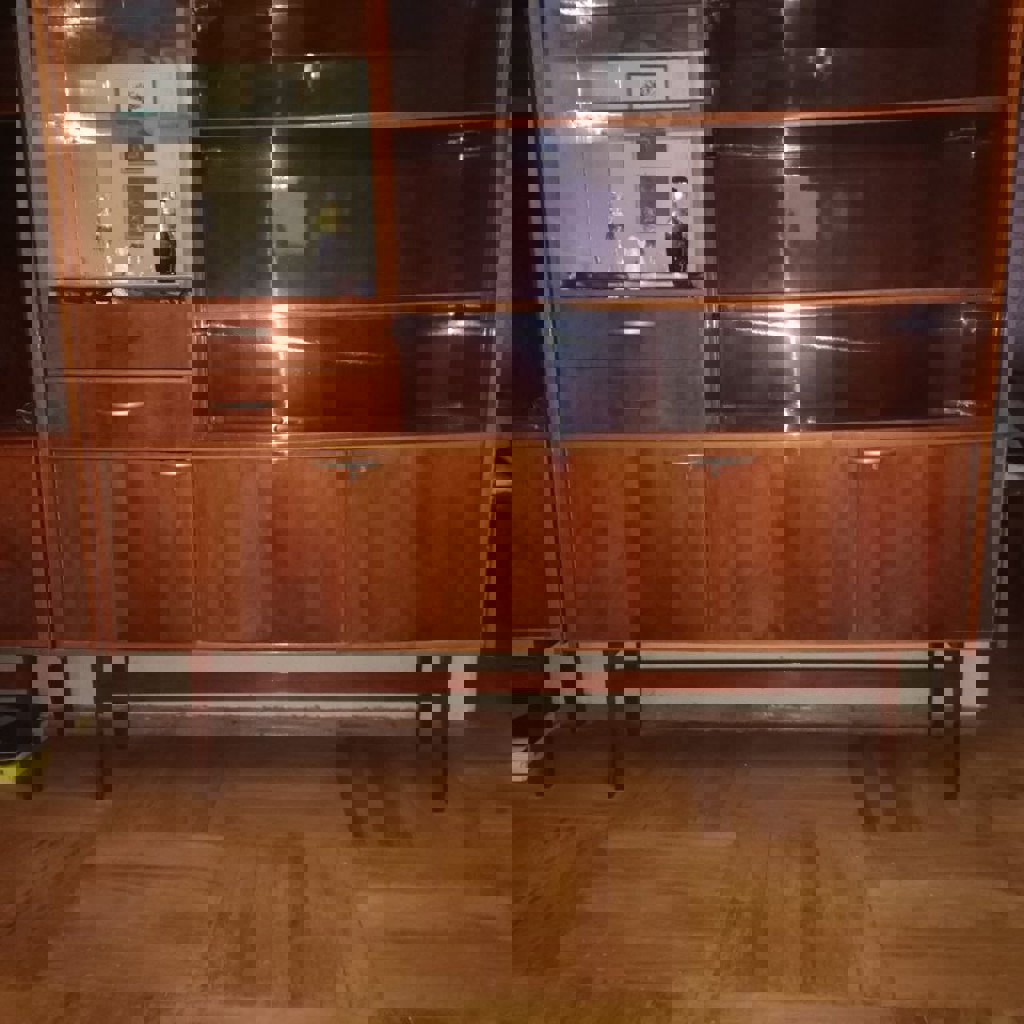 Шкаф с витриной