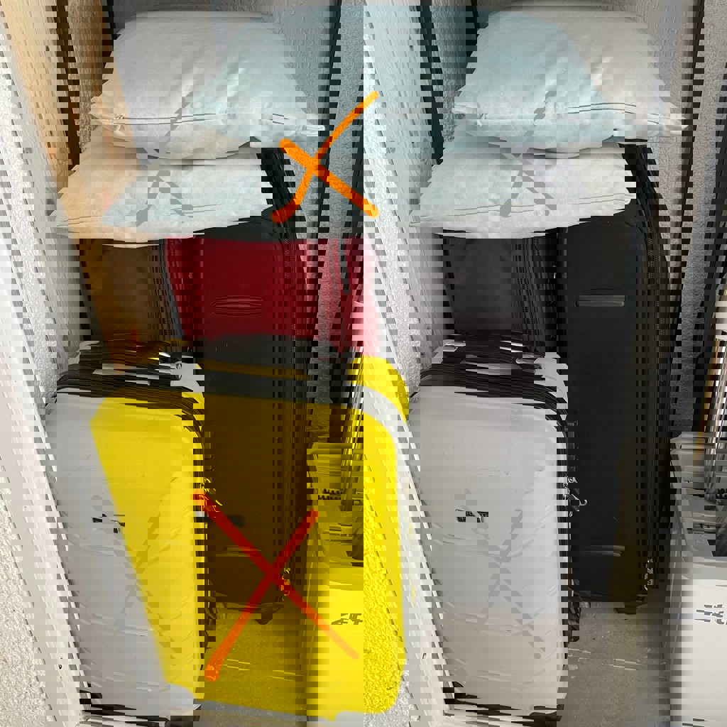 Чемодан черный