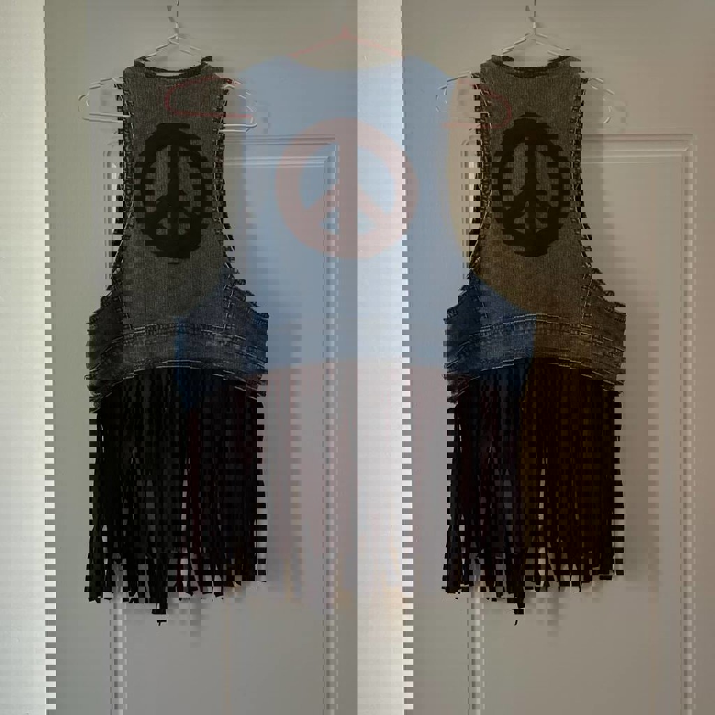 Джинсовая жилетка с пацификом