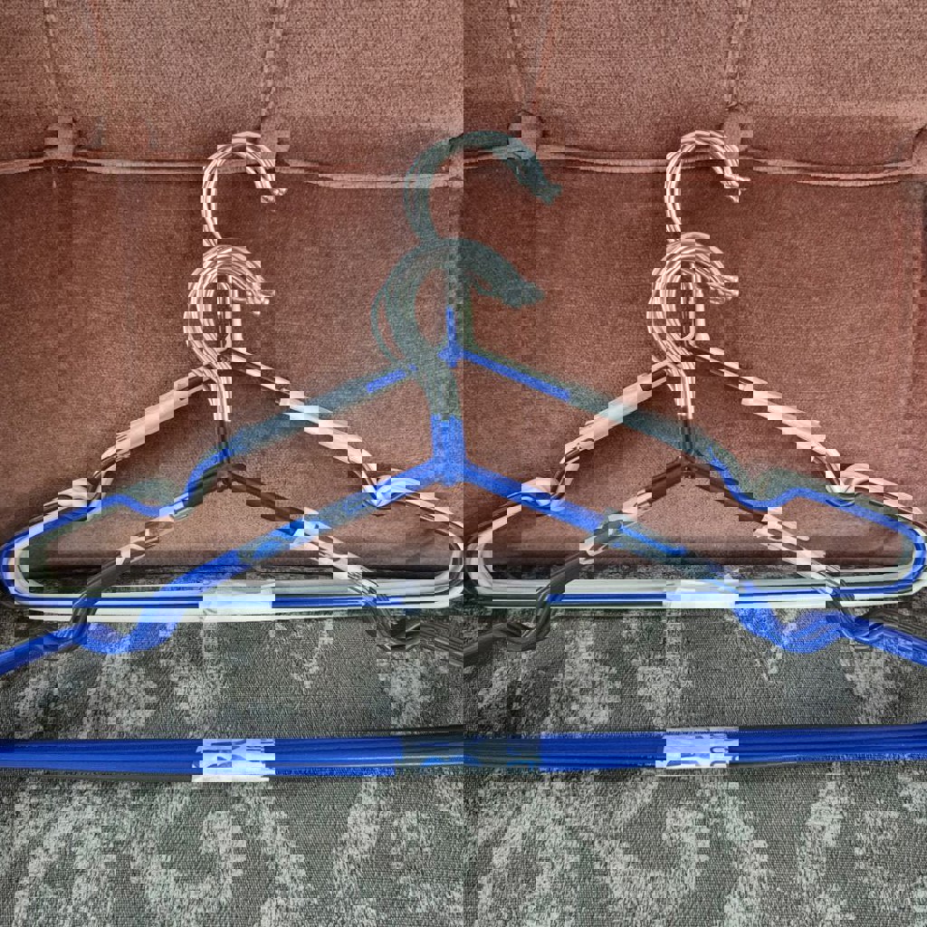 Вешалка прорезиненная синяя