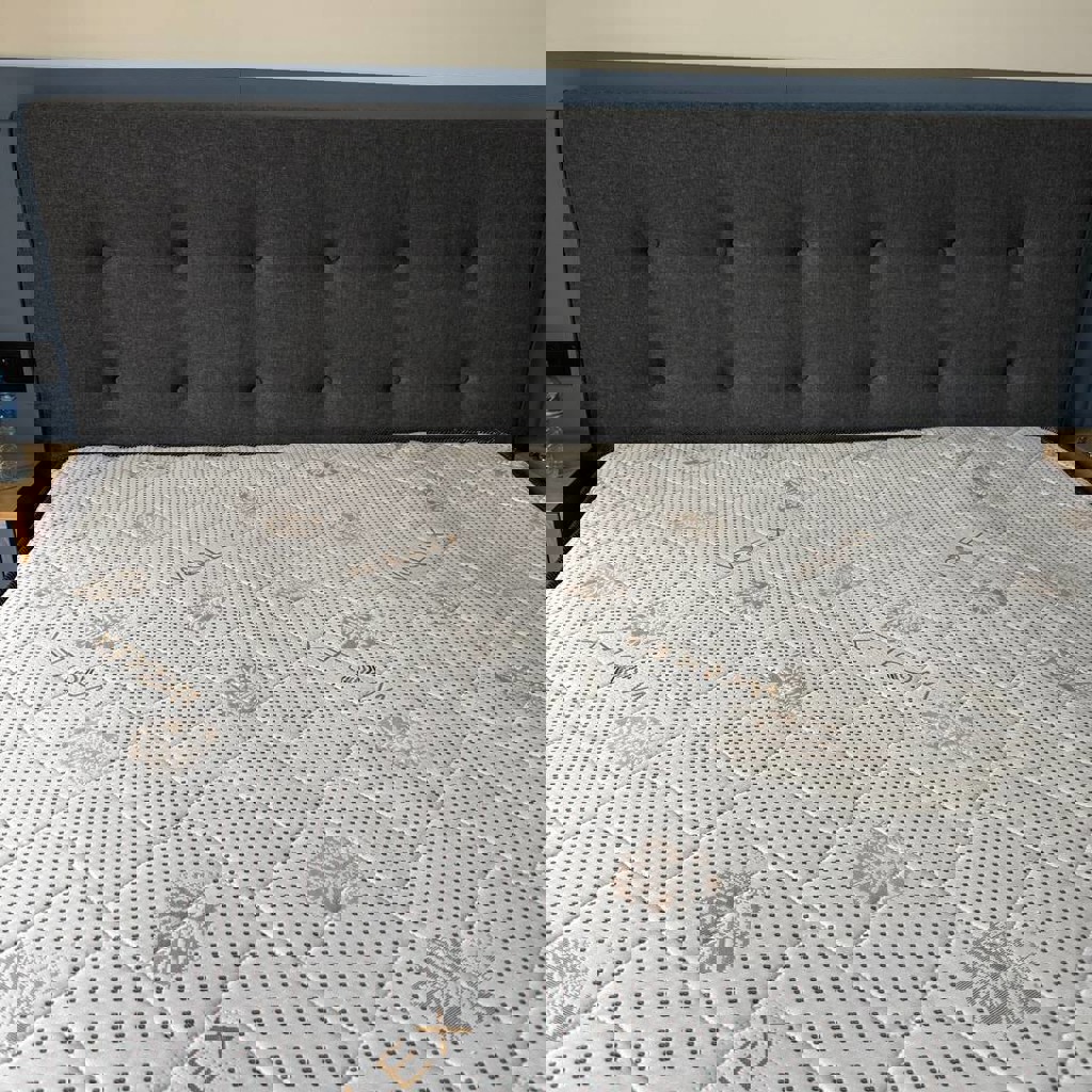 Кровать с матрасом