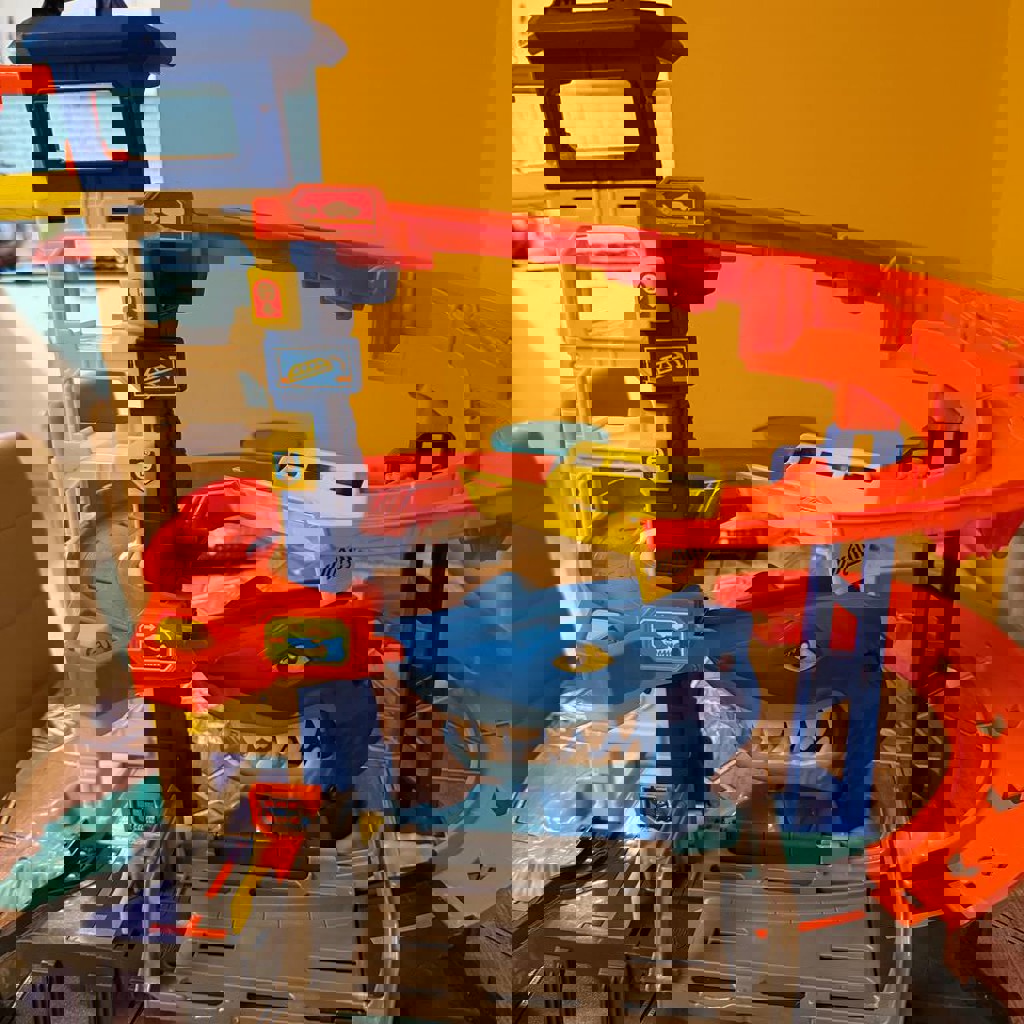 Hot Wheels City Shark Attack Parking