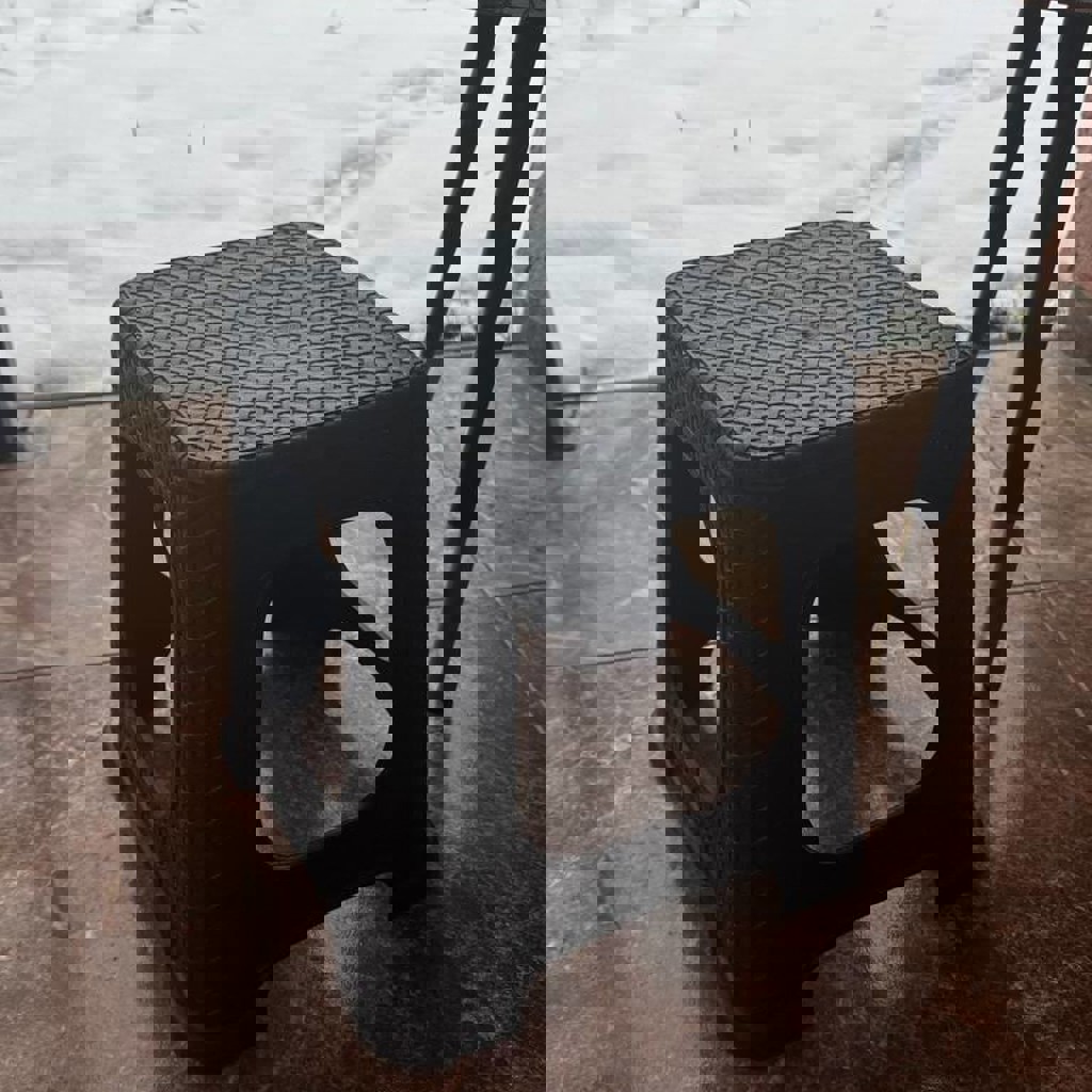 Пластиковые табуреты