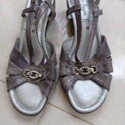 Серые босоножки - фото 4