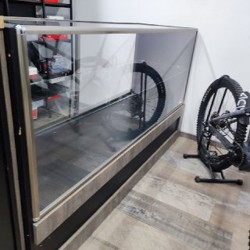 Высокая стеклянная витрина - фото 2