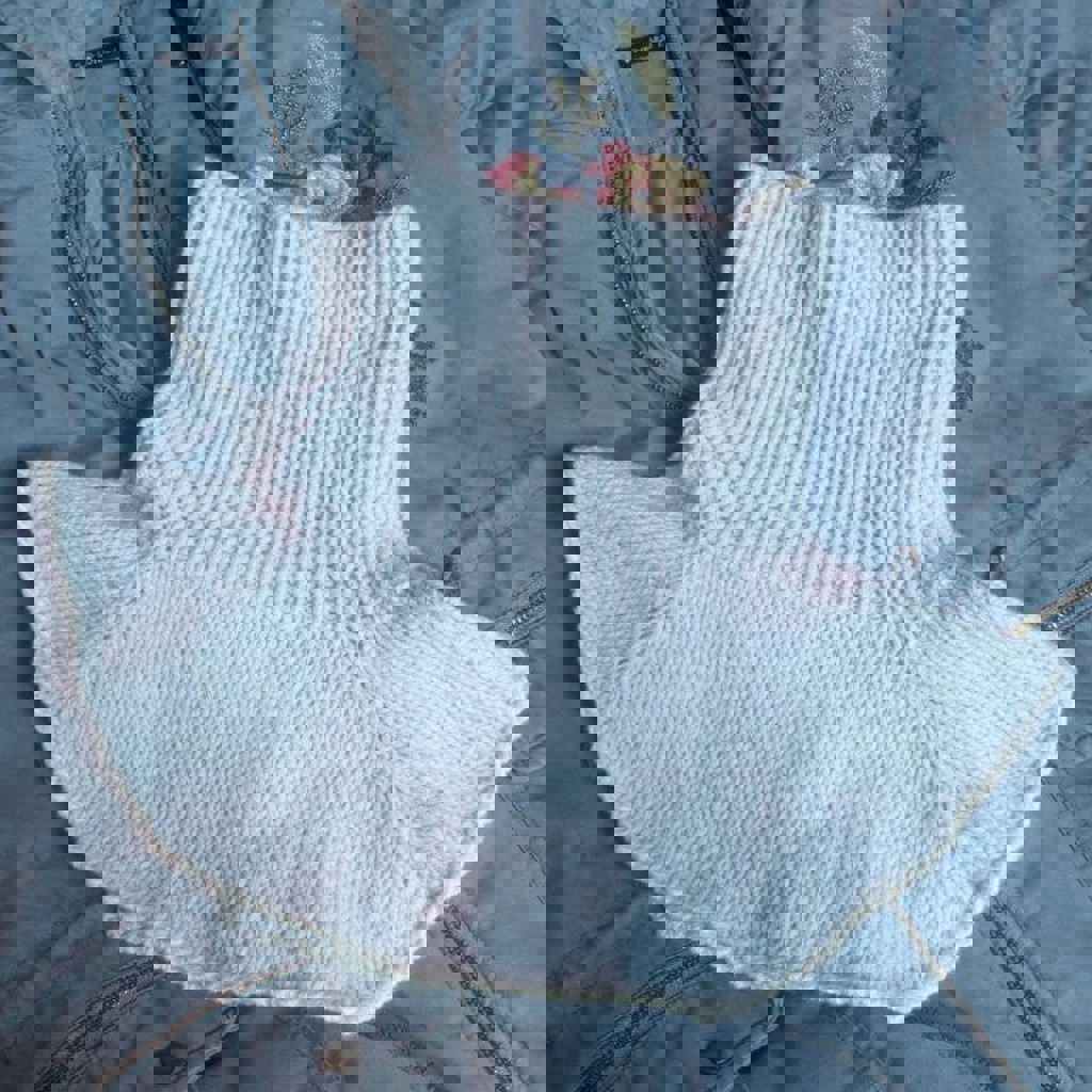 Женская вязаная манишка