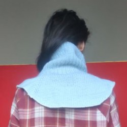 Женская вязаная манишка - фото 4