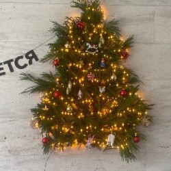 Украшение на стену в форме ёлки - фото 2