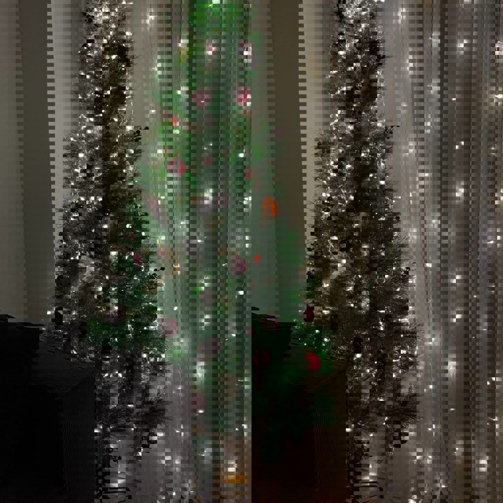 Ёлка вместе с игрушками