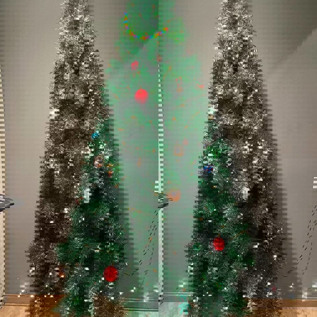 Ёлка с гирляндами и игрушками