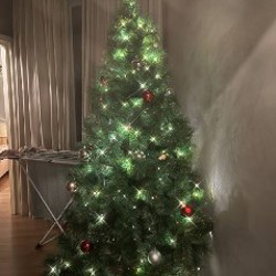 Ёлка с гирляндами и игрушками - фото 2