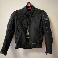 Мото куртка на руках - фото 3