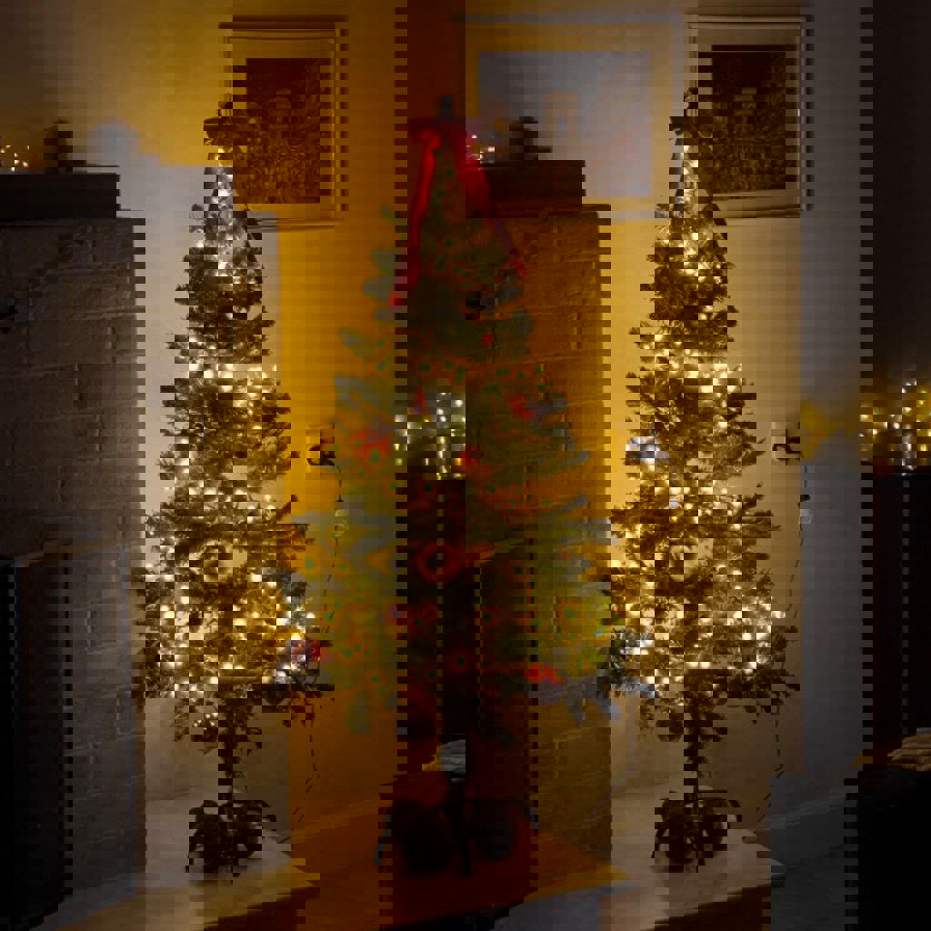 Ёлка с игрушками и гирляндой