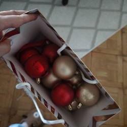 Ёлка с игрушками и гирляндой - фото 2