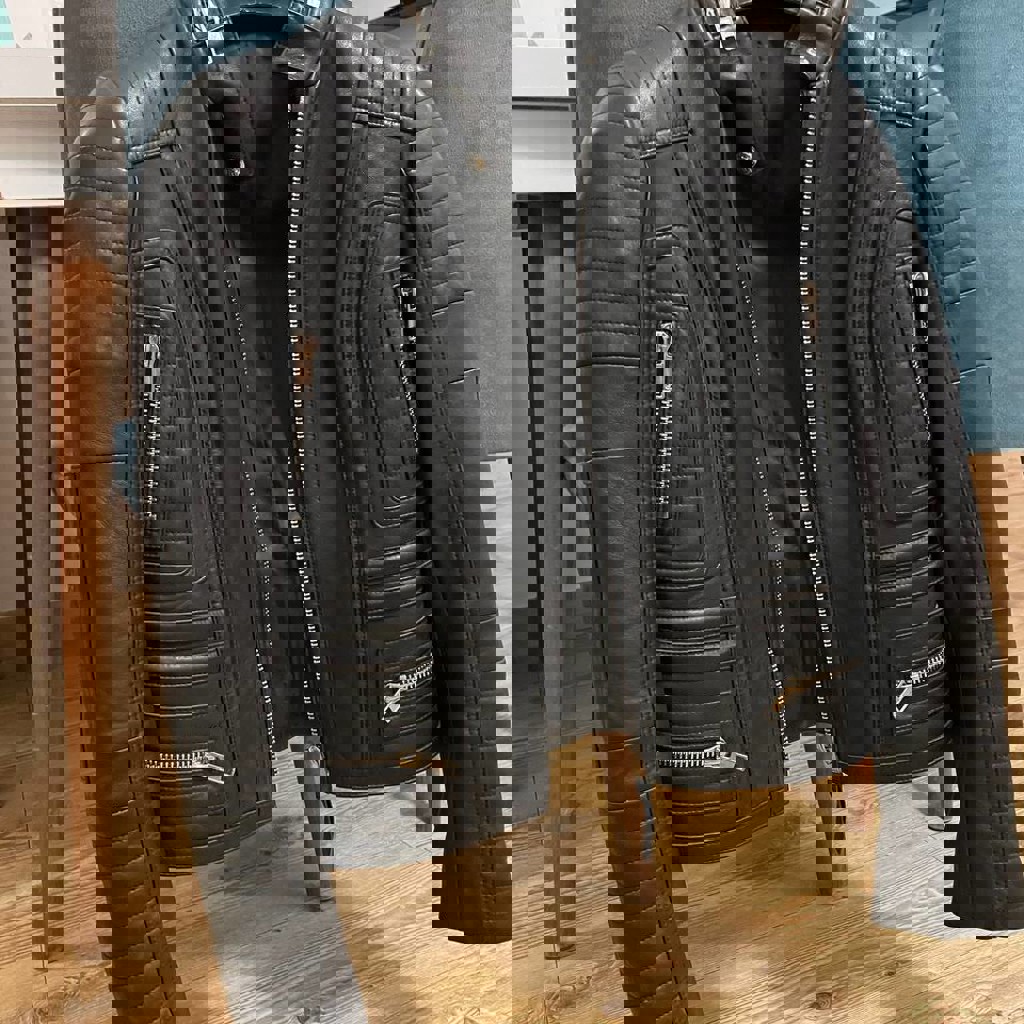 Черная кожаная приталенная куртка