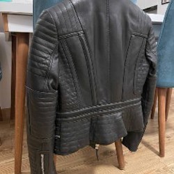 Черная кожаная приталенная куртка - фото 2