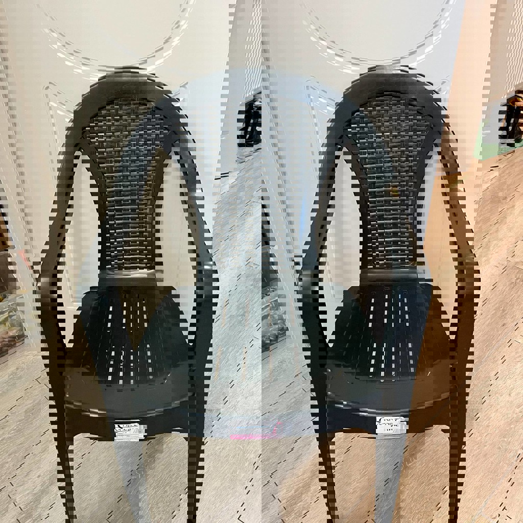 Пластиковый стул