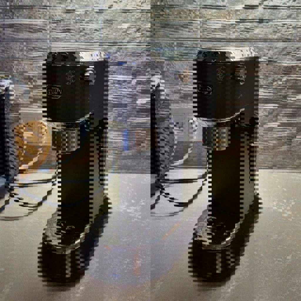 Кофемашина DeLonghi Dedica Style EC685.BK