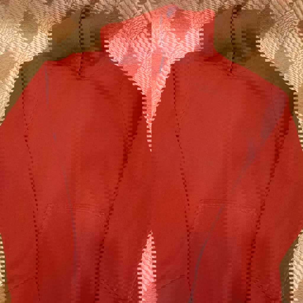 Красная толстовка