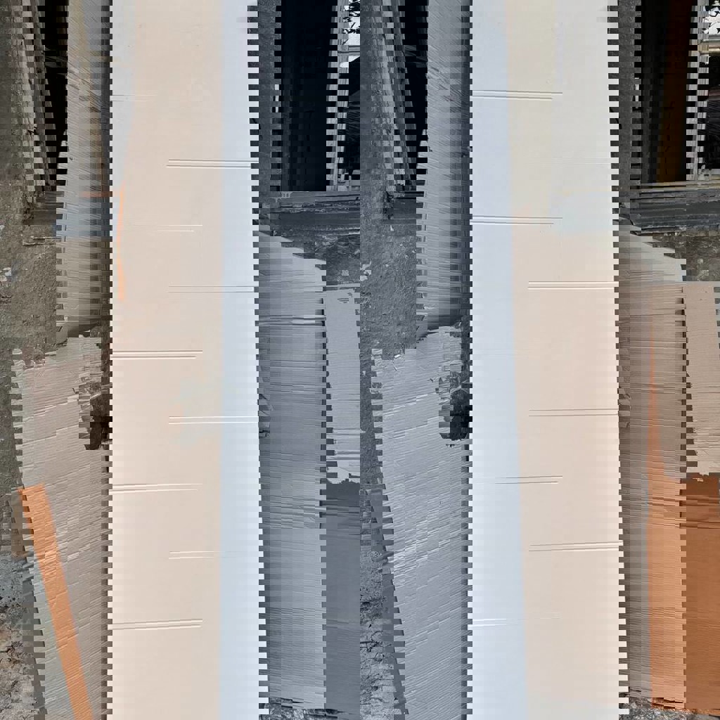 Белая новая дверь