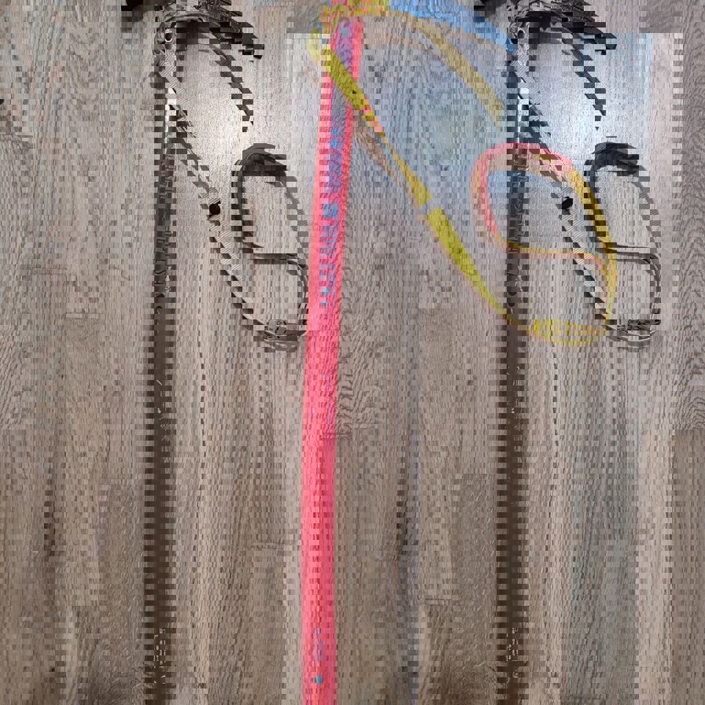 Бутцы и футбольный мяч