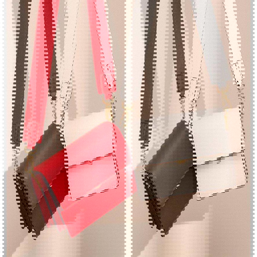 Маленькая красная сумочка