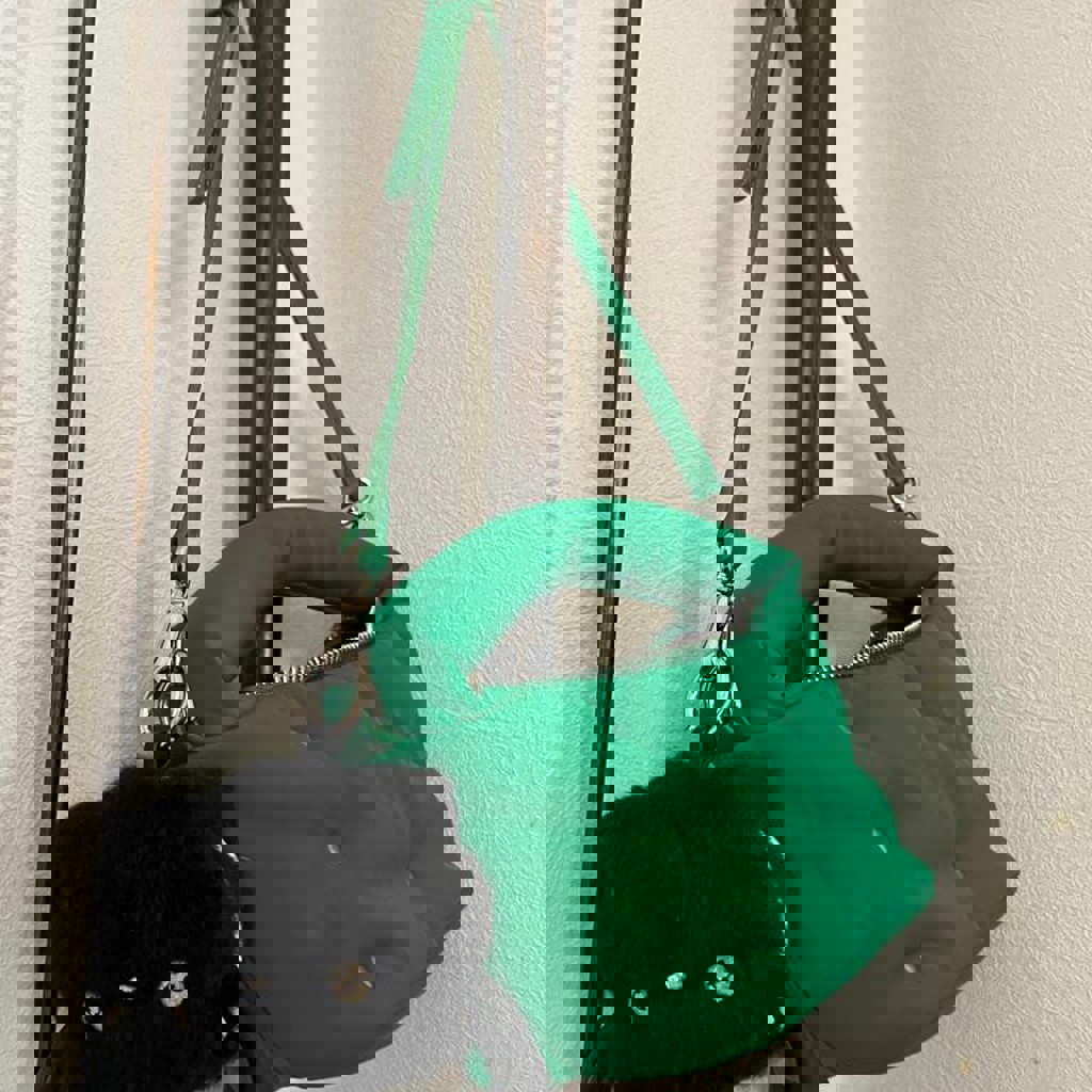 Зеленая сумка с мехом