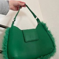 Зеленая сумка с мехом - фото 4