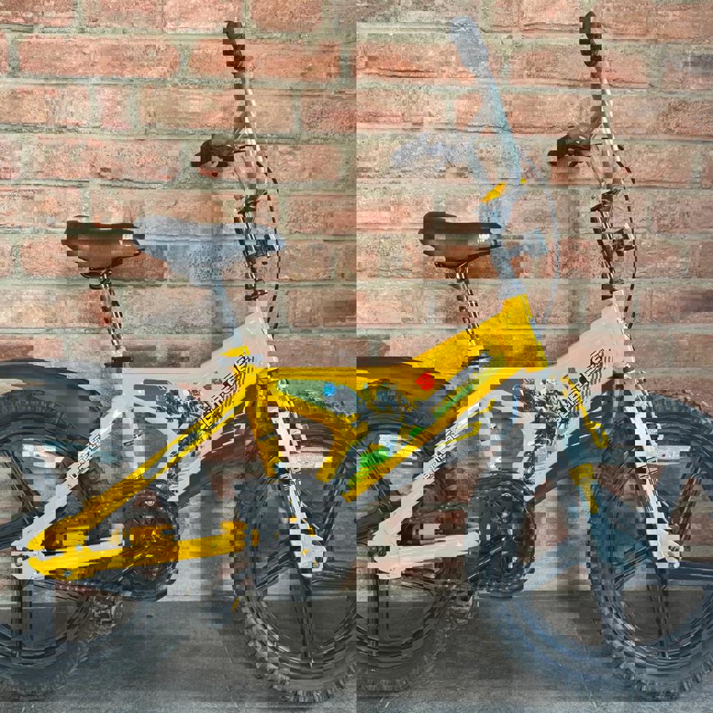 Синий четырёхколёсный велосипед