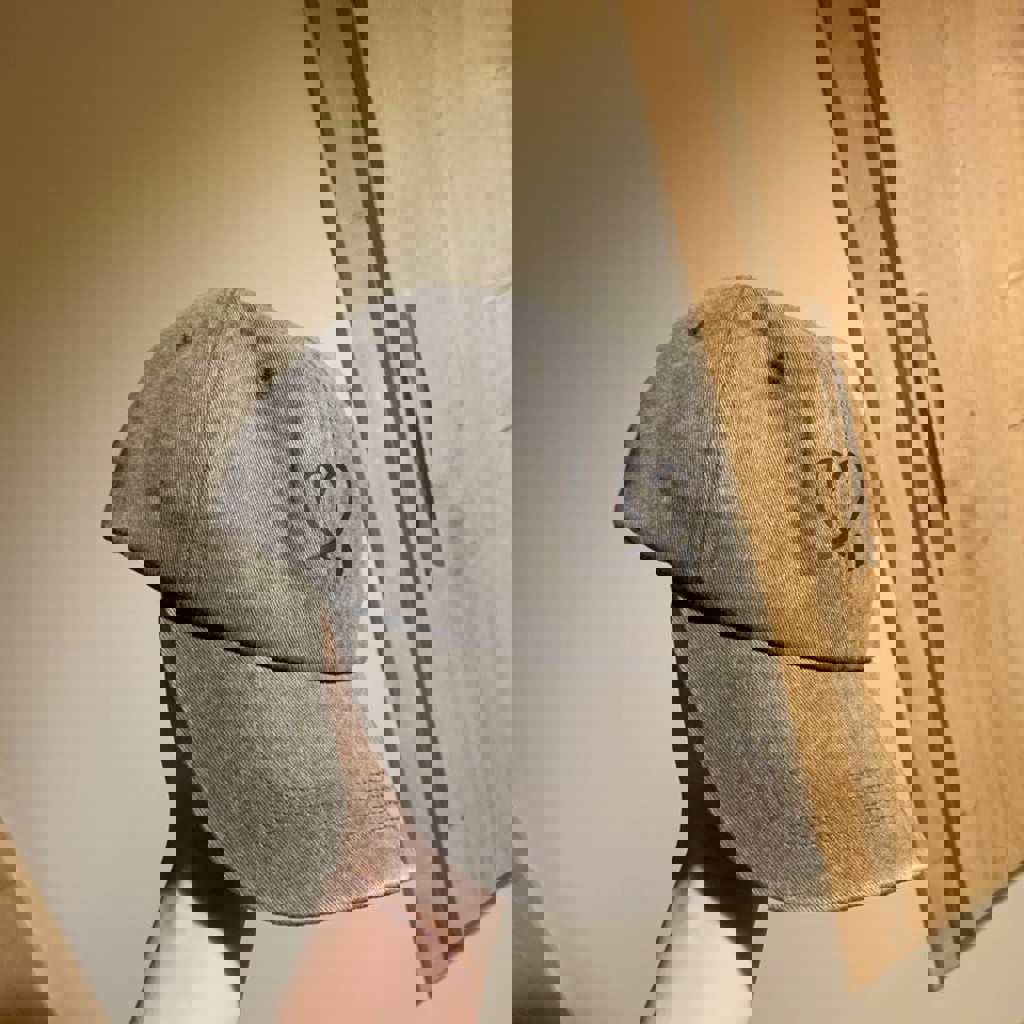 Серая кепка