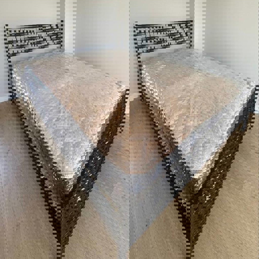 Двуспальная кровать с матрасом