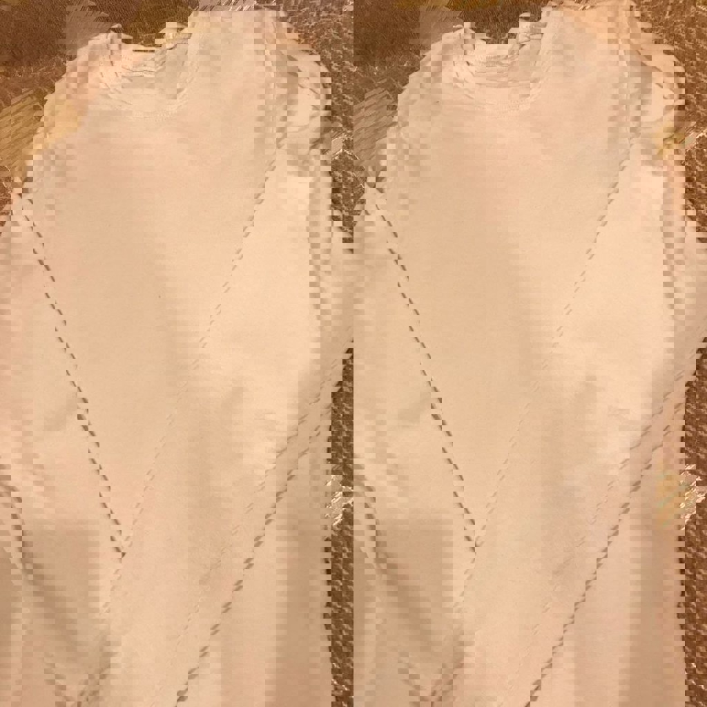 Белая майка на бретельках