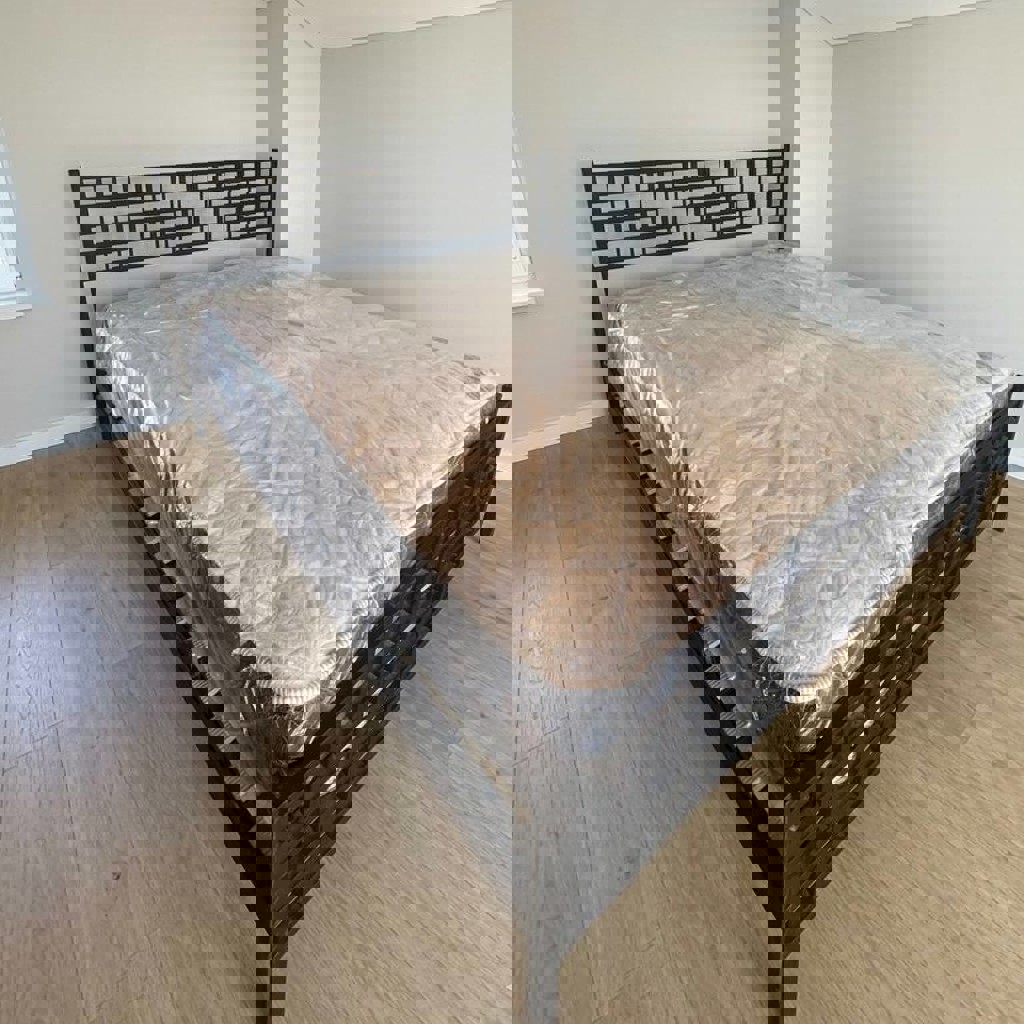 Двуспальная кровать с матрасом