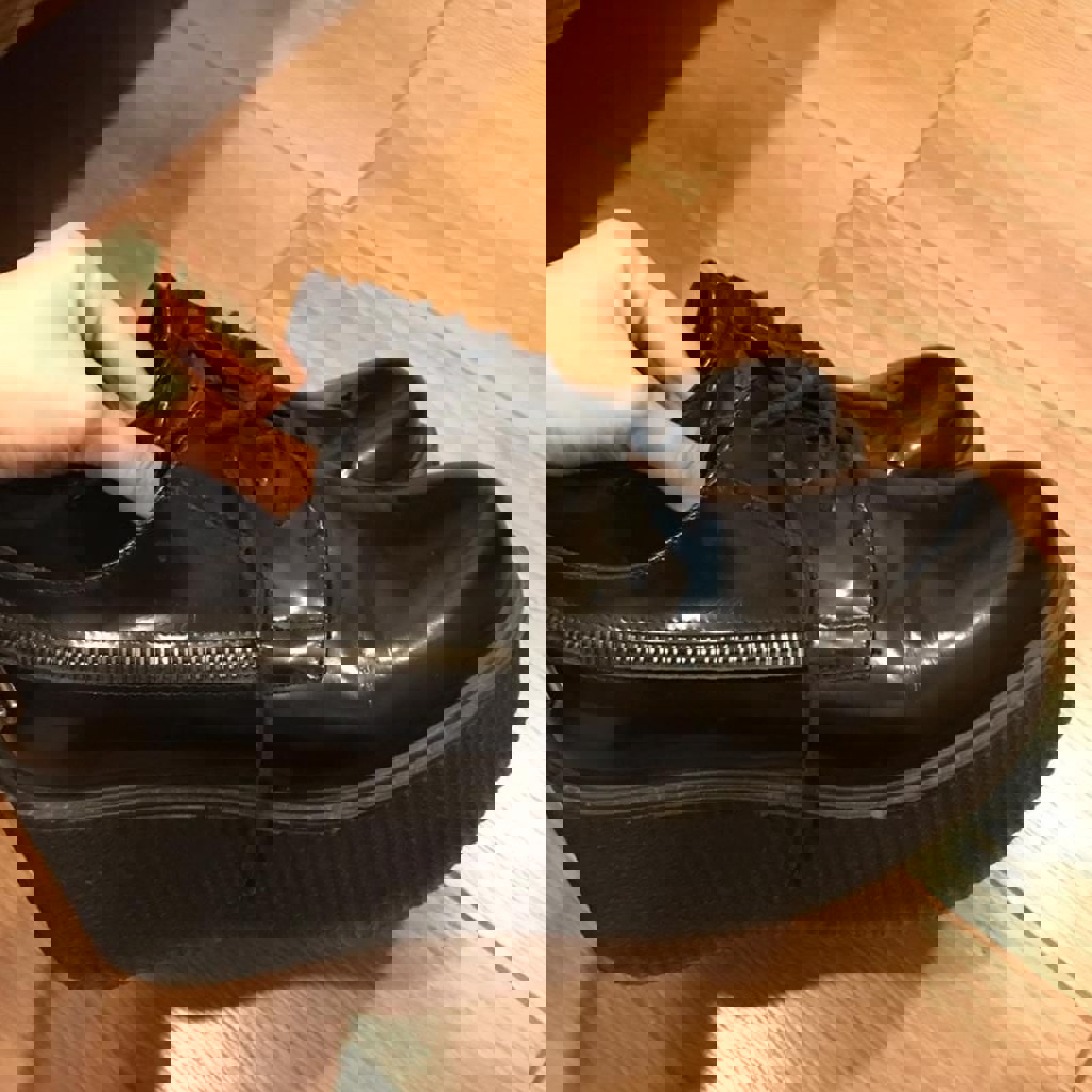 Чёрные кроссовки