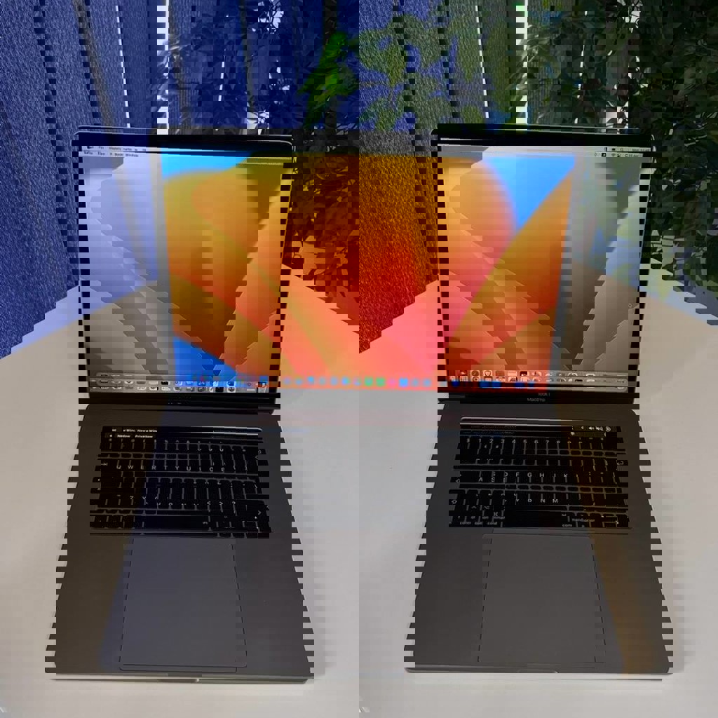 MacBook Pro 2017 15.6 дюймов