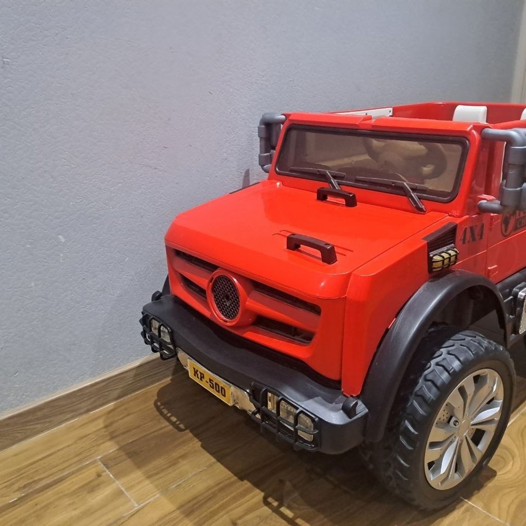 Детское авто красного цвета