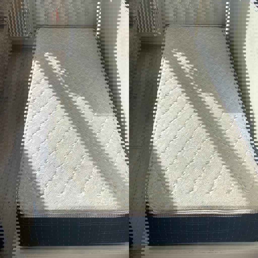 Кровать с мягким изголовьем