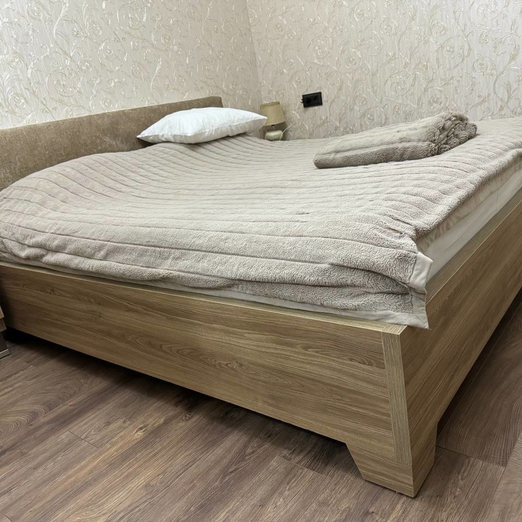 Кровать с матрасом и тумбочками