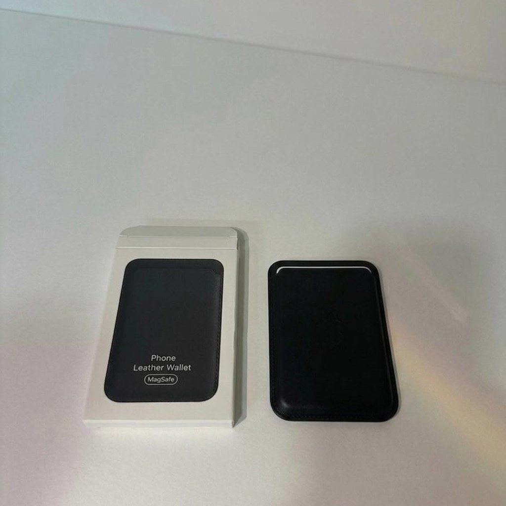 Кожаный картхолдер с MagSafe