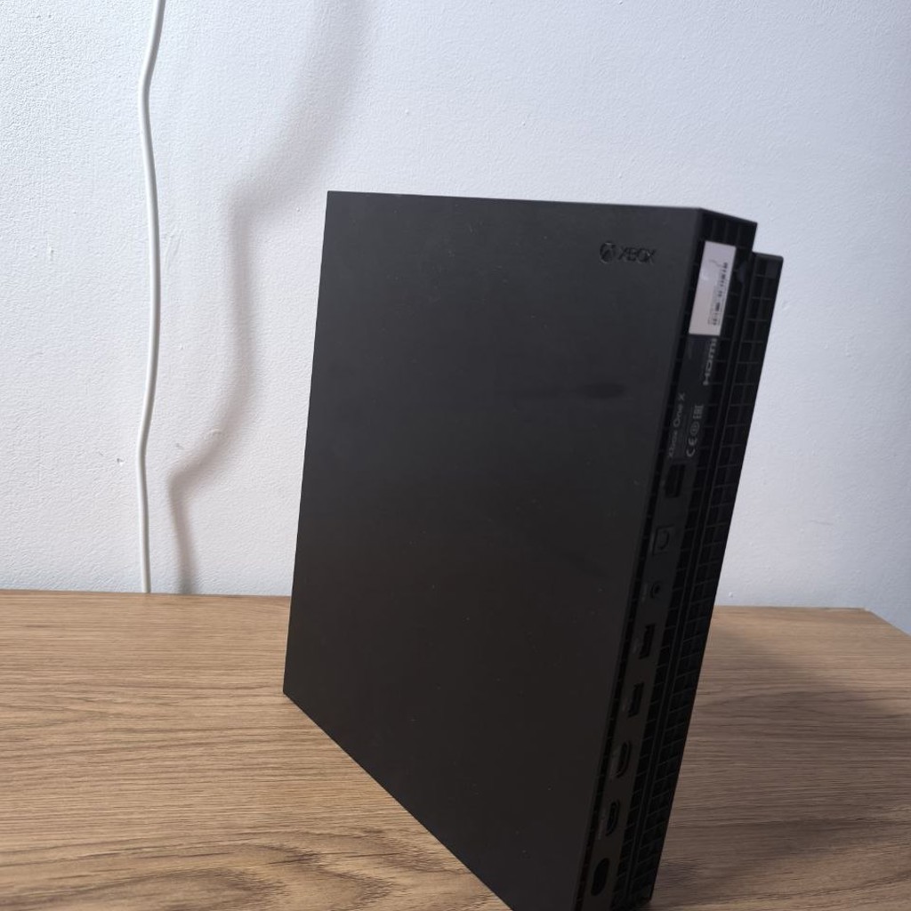 Xbox One X 1TB