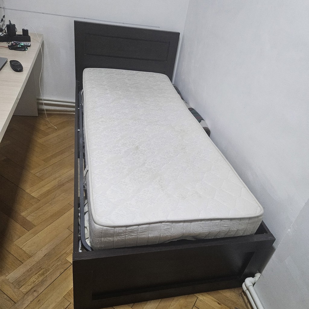 Двухместная кровать без матраса